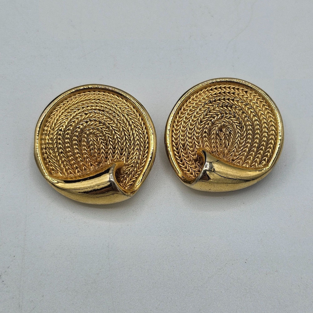 Vintage BSK Gold Tone Textured Swirl Round Brooch Clip-On Earrings Demi Parure