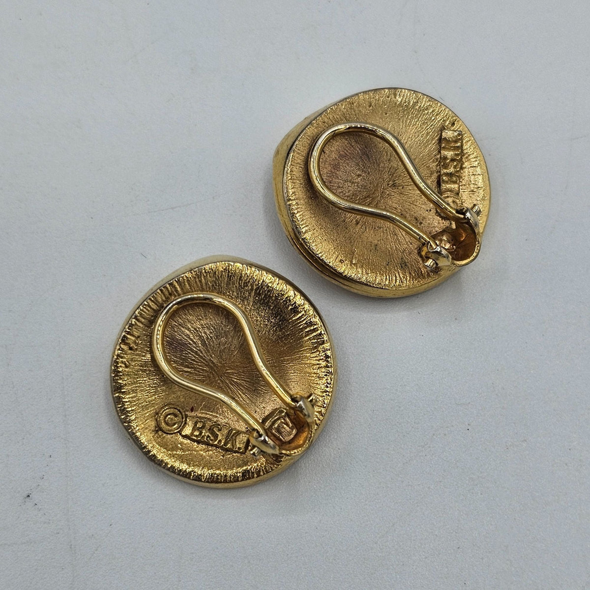 Vintage BSK Gold Tone Textured Swirl Round Brooch Clip-On Earrings Demi Parure