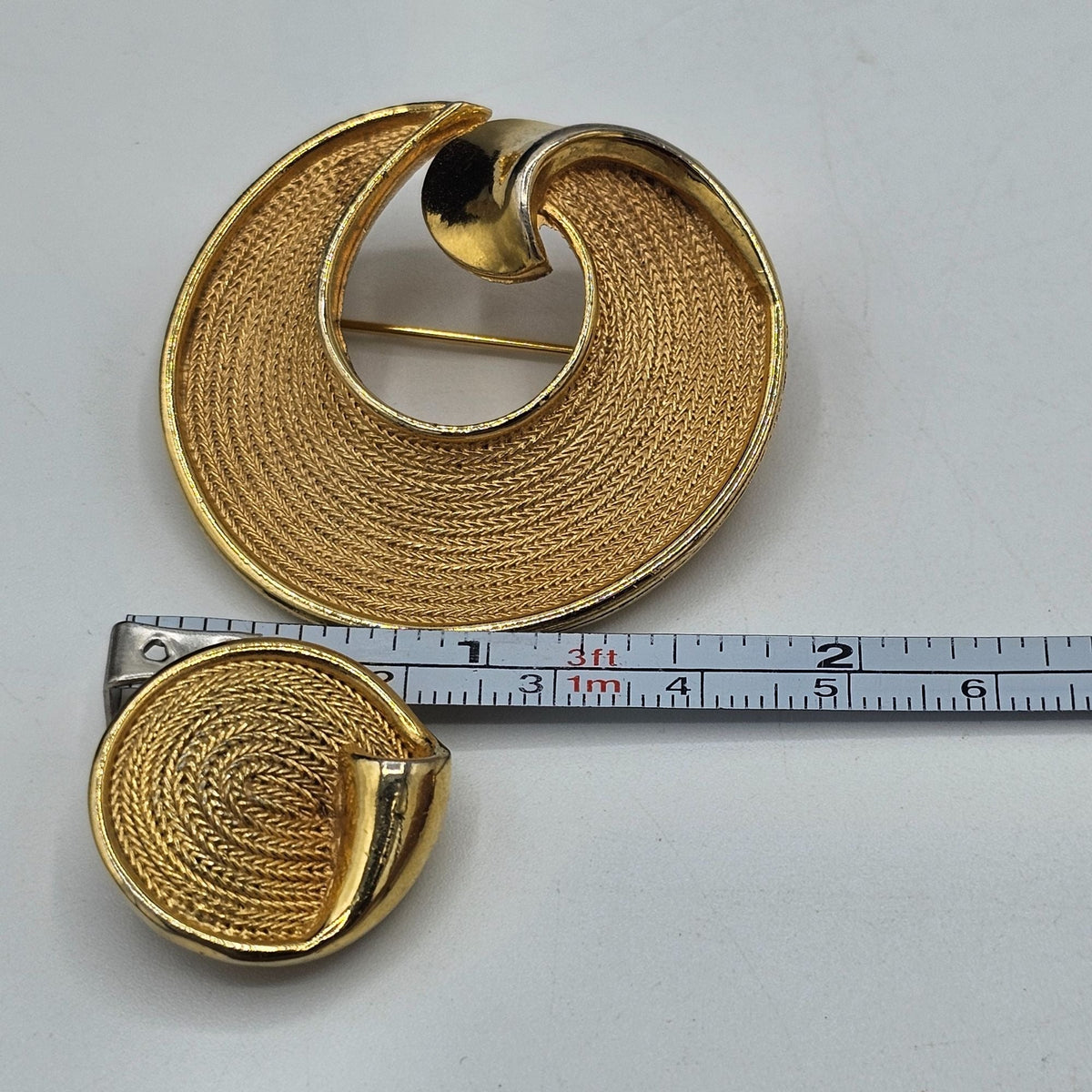 Vintage BSK Gold Tone Textured Swirl Round Brooch Clip-On Earrings Demi Parure
