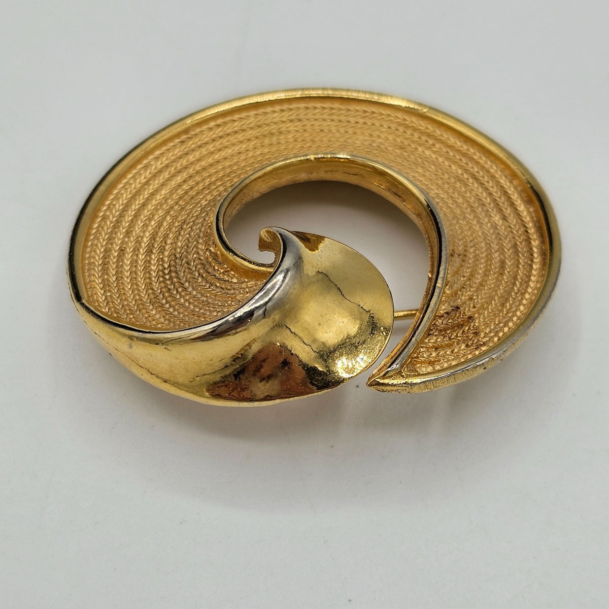 Vintage BSK Gold Tone Textured Swirl Round Brooch Clip-On Earrings Demi Parure
