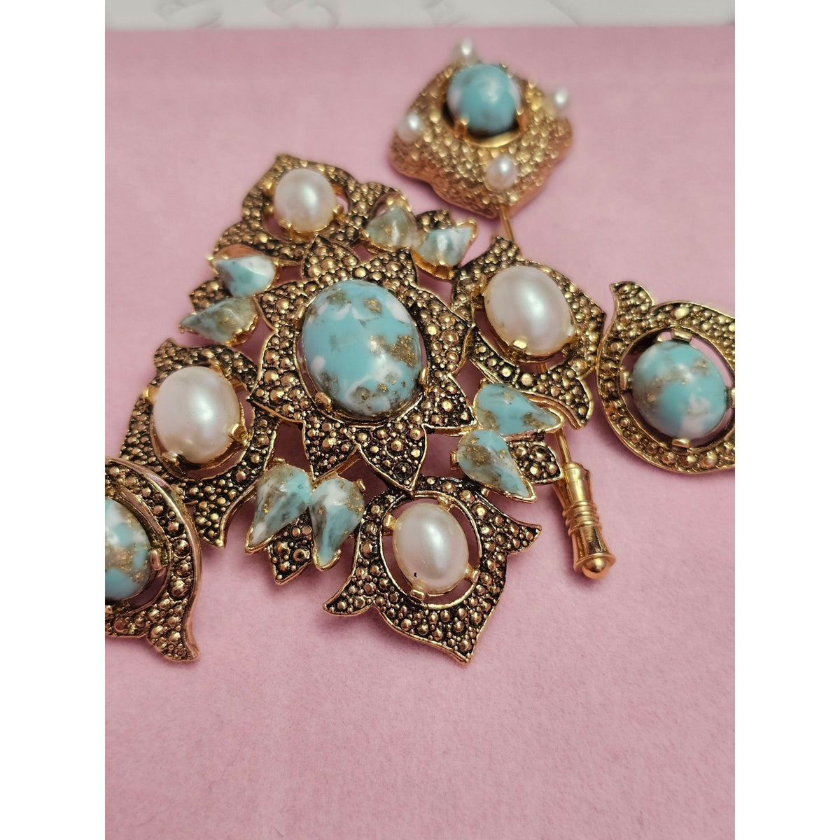 (745) Vintage Gold-Tone Confetti Easter Egg Cab Brooch Matching Earrings Stick Pin Set
