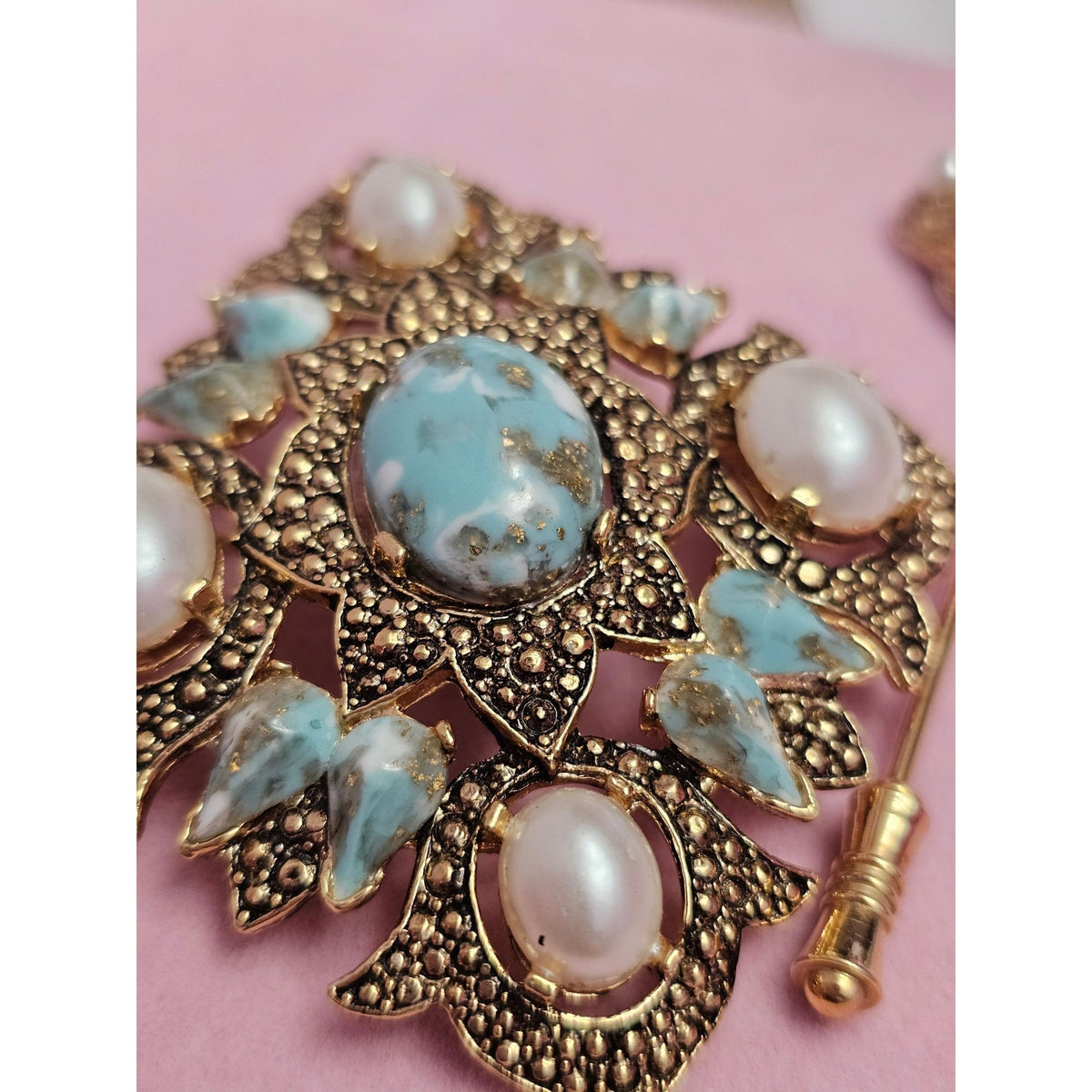 (745) Vintage Gold-Tone Confetti Easter Egg Cab Brooch Matching Earrings Stick Pin Set