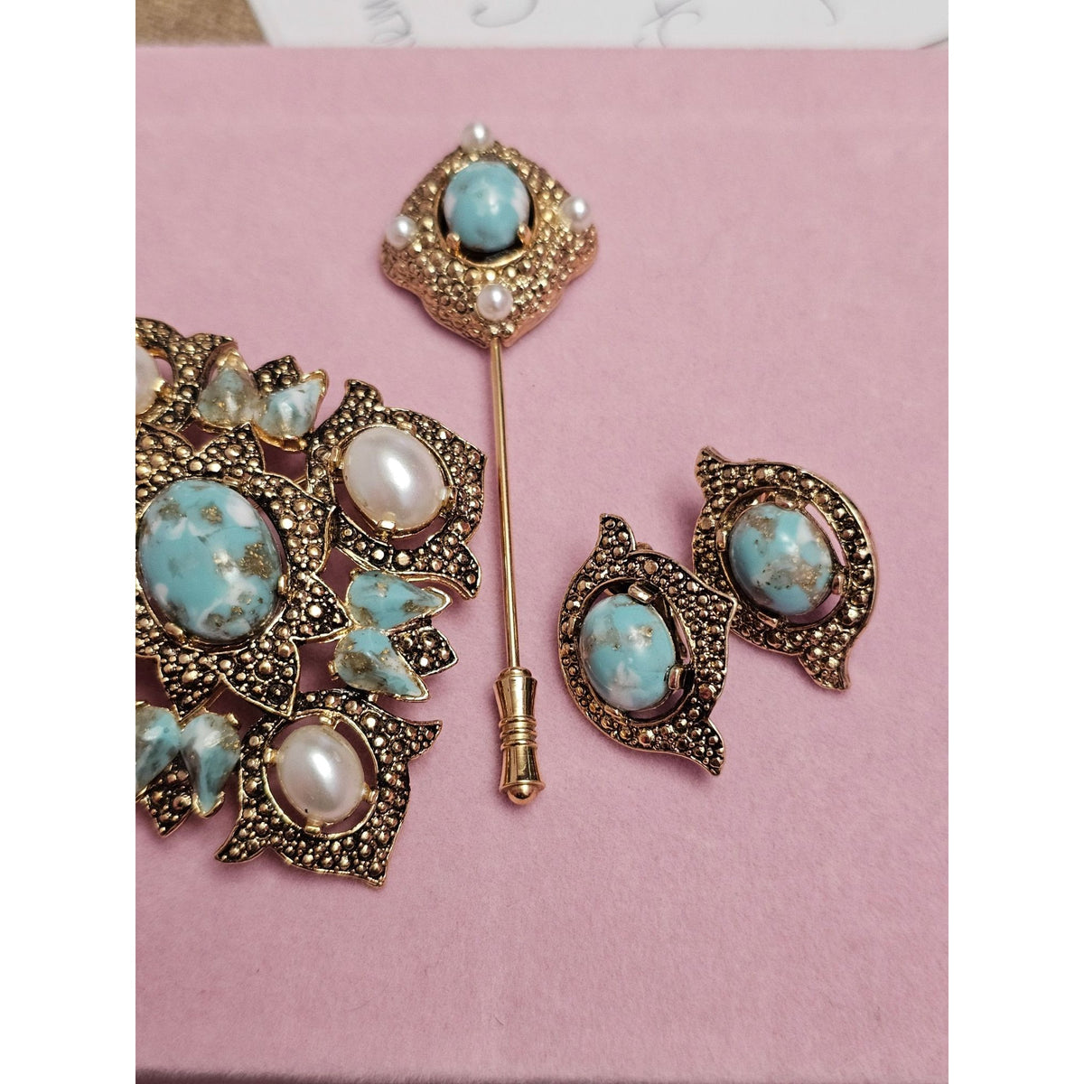 (745) Vintage Gold-Tone Confetti Easter Egg Cab Brooch Matching Earrings Stick Pin Set
