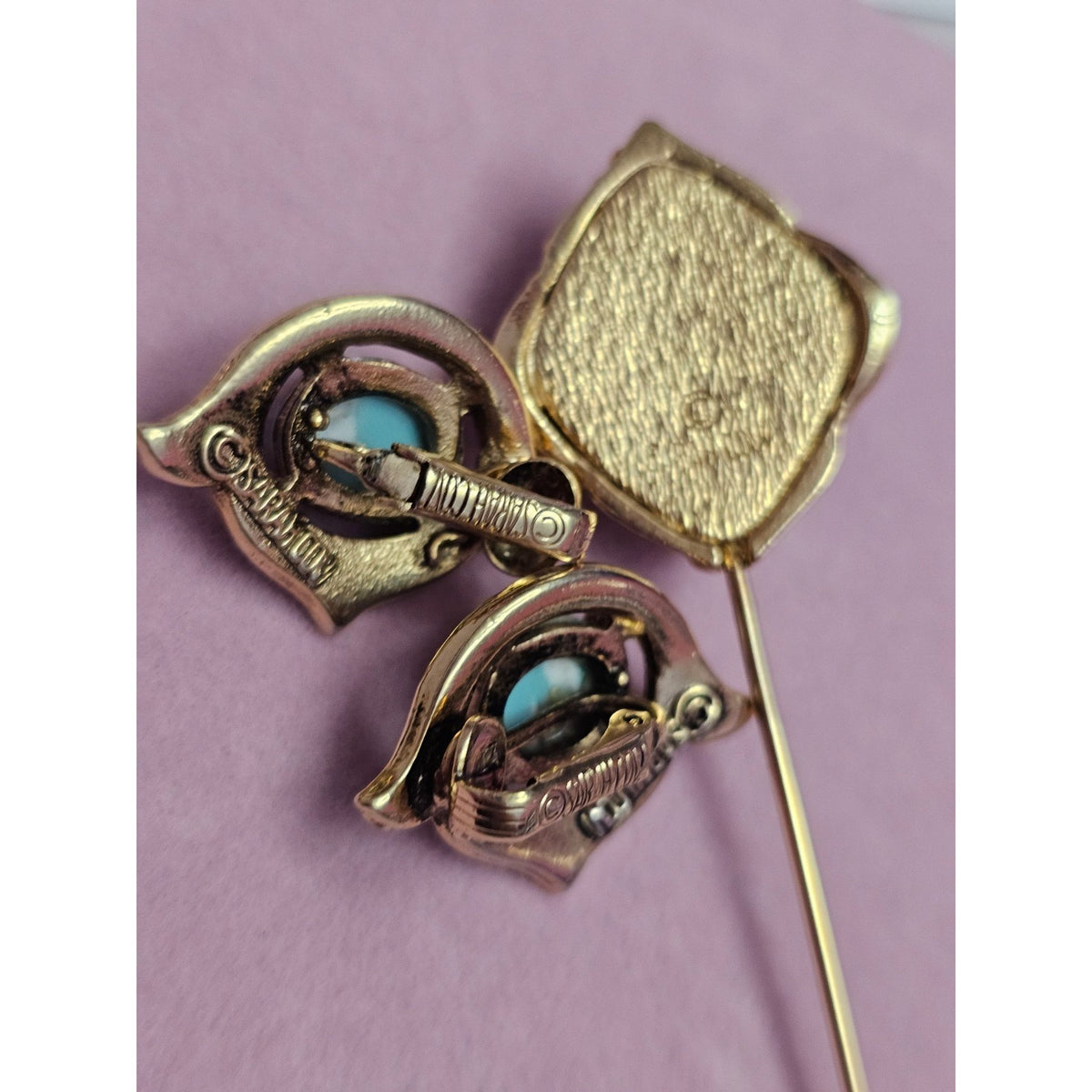 (745) Vintage Gold-Tone Confetti Easter Egg Cab Brooch Matching Earrings Stick Pin Set