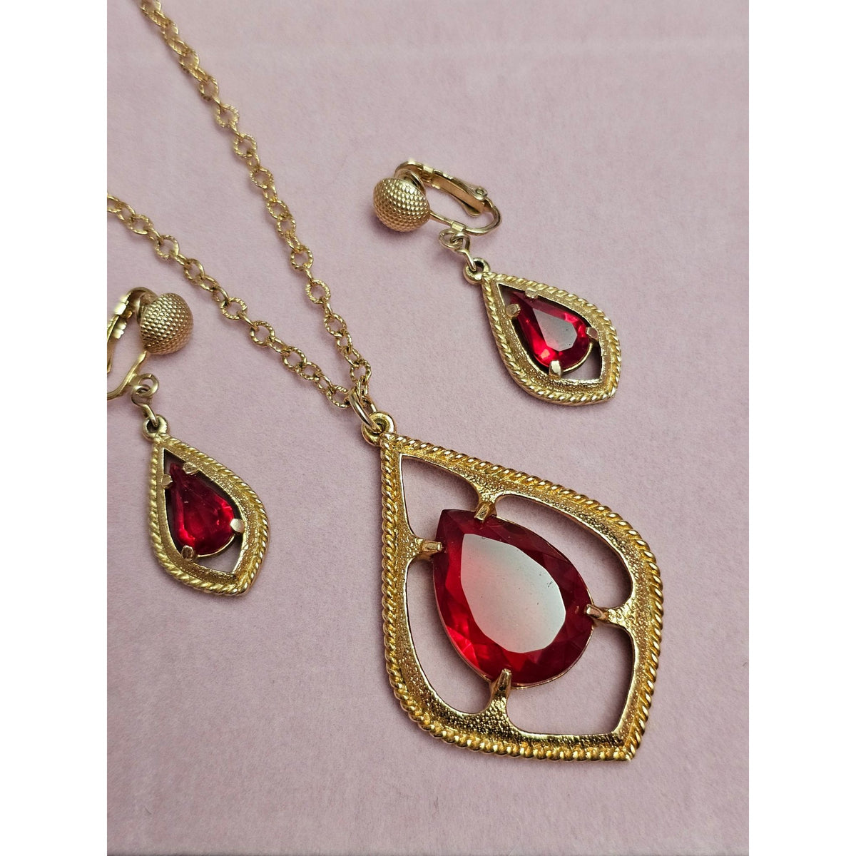 (748) Gold-Plated Red Teardrop Pendant Necklace Clip-On Earrings Jewelry Set