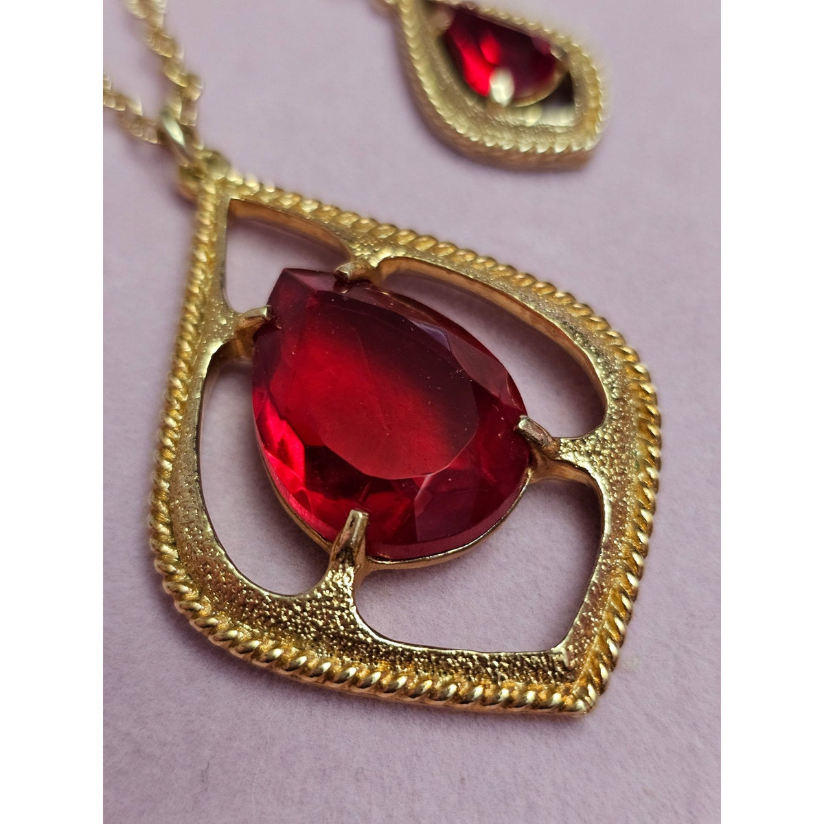 (748) Gold-Plated Red Teardrop Pendant Necklace Clip-On Earrings Jewelry Set