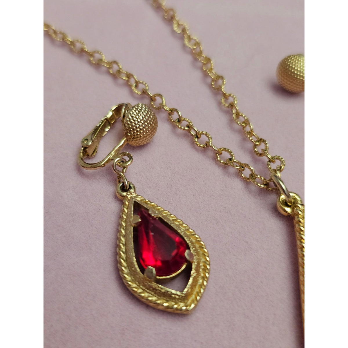 (748) Gold-Plated Red Teardrop Pendant Necklace Clip-On Earrings Jewelry Set