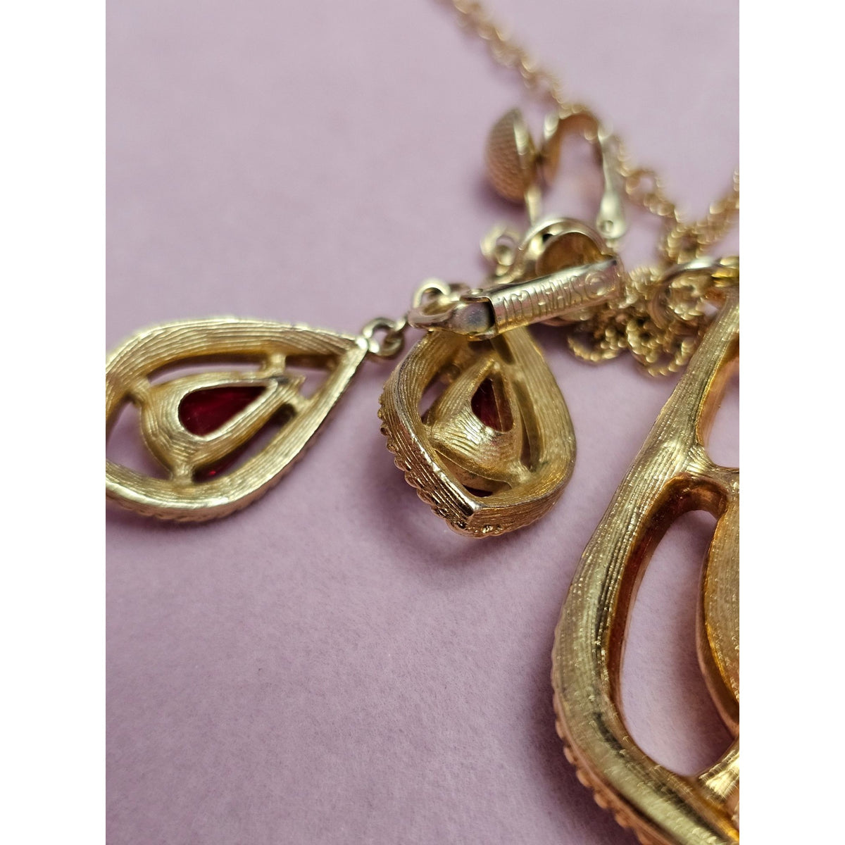 (748) Gold-Plated Red Teardrop Pendant Necklace Clip-On Earrings Jewelry Set