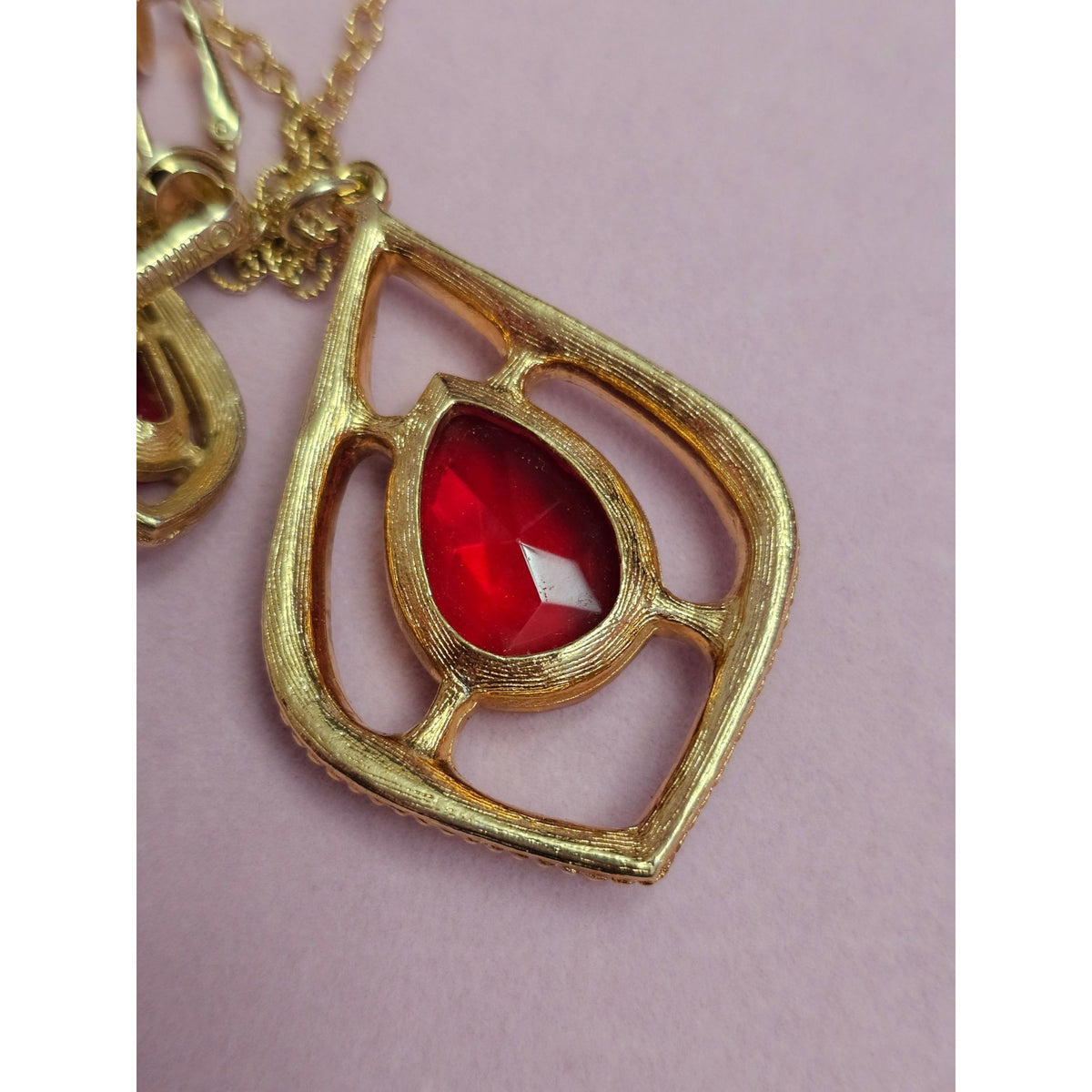 (748) Gold-Plated Red Teardrop Pendant Necklace Clip-On Earrings Jewelry Set