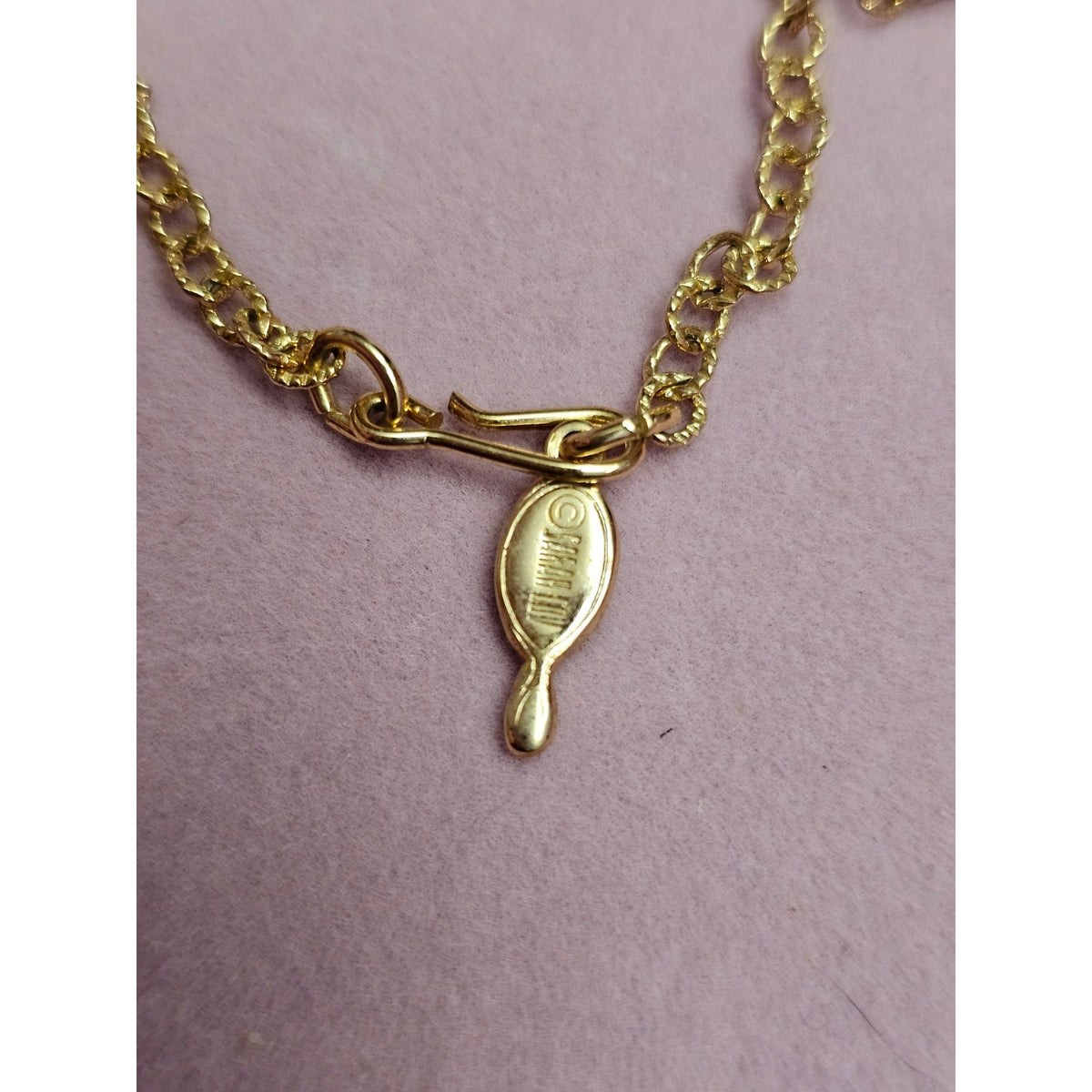 (748) Gold-Plated Red Teardrop Pendant Necklace Clip-On Earrings Jewelry Set