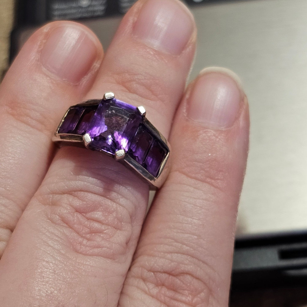 (730) Sterling Silver Vintage Purple Gemstone Ring Size 6 Signed Hong Kong 925