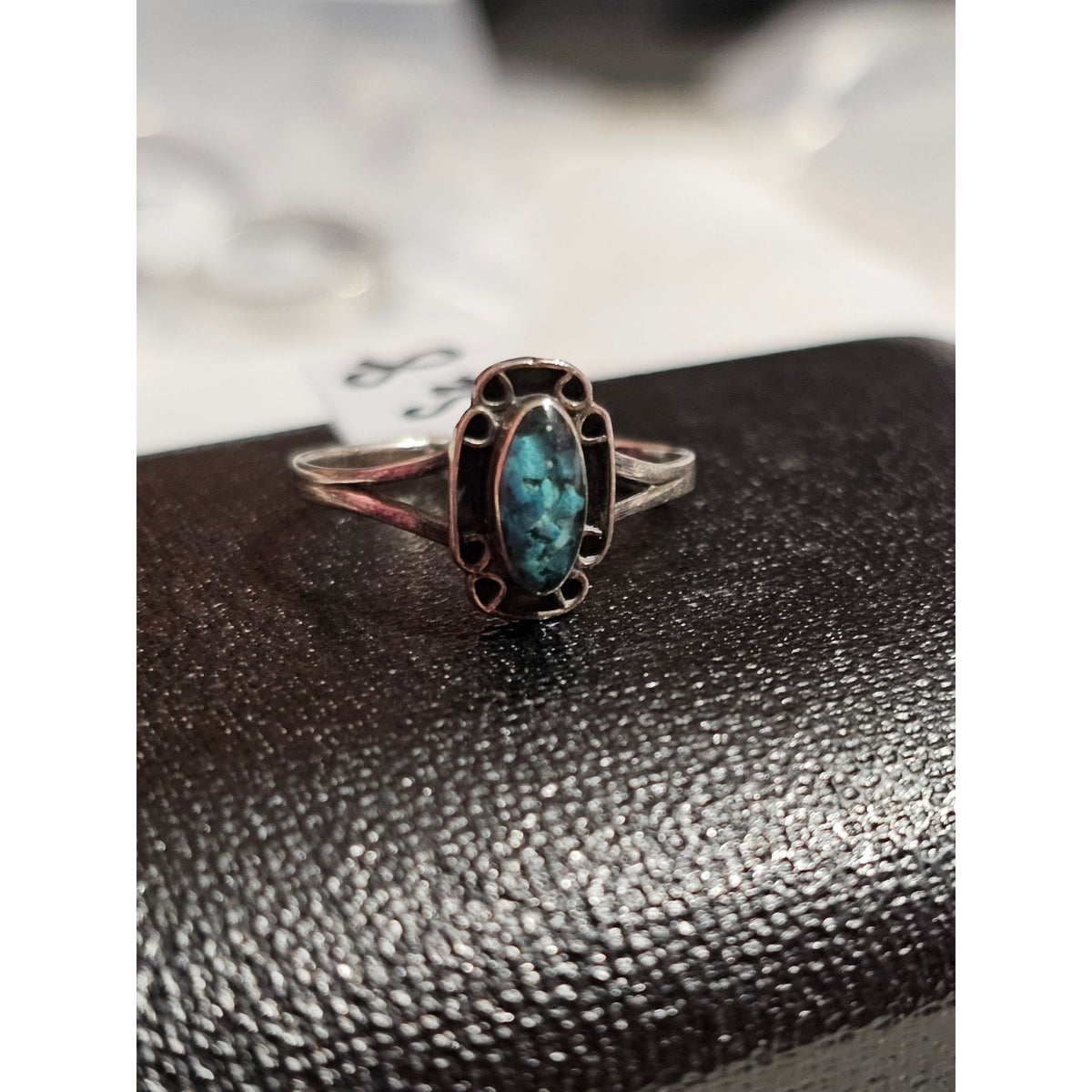 (728) Vintage Sterling Silver Oval Ring Crushed Green Stone Tarnished Size 8