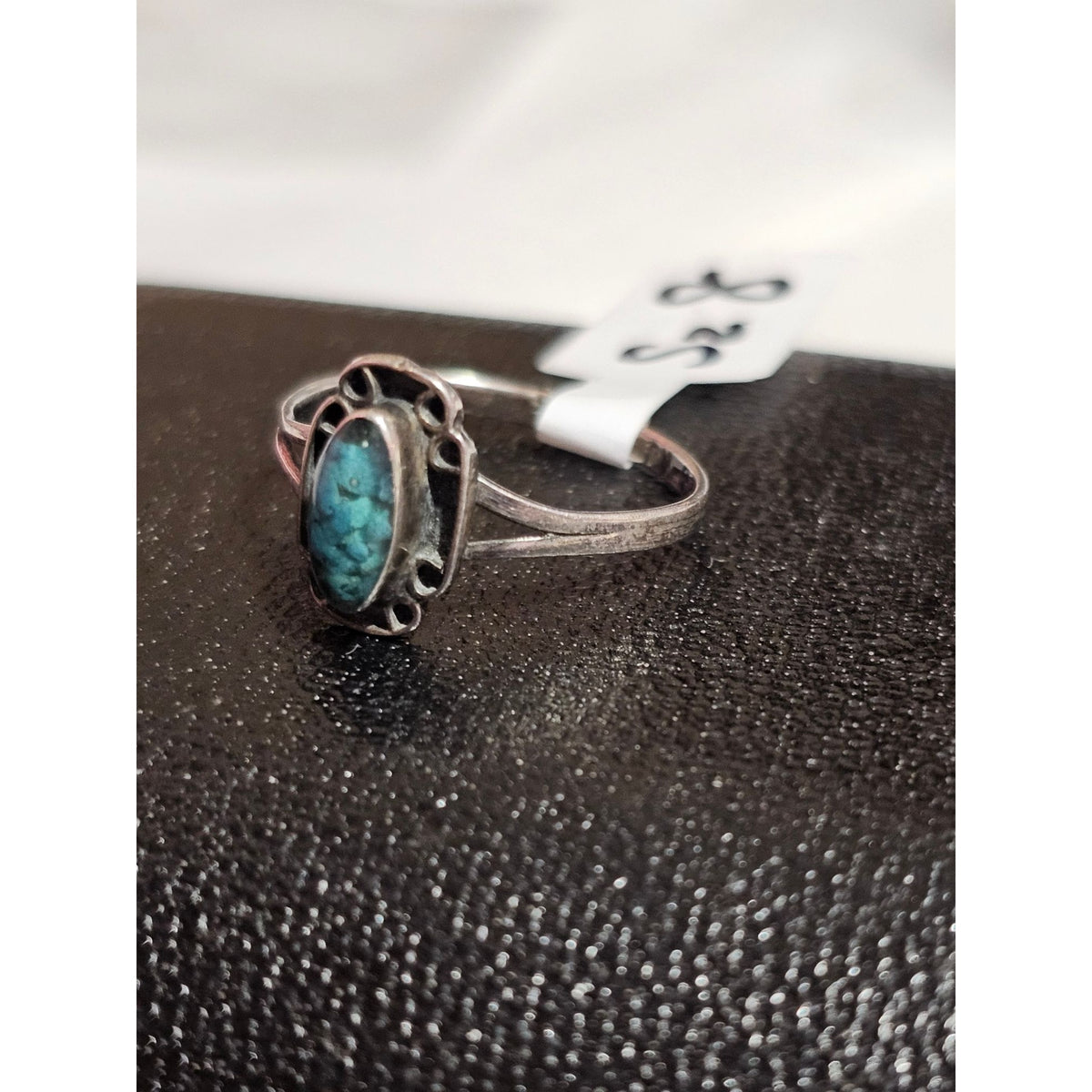 (728) Vintage Sterling Silver Oval Ring Crushed Green Stone Tarnished Size 8
