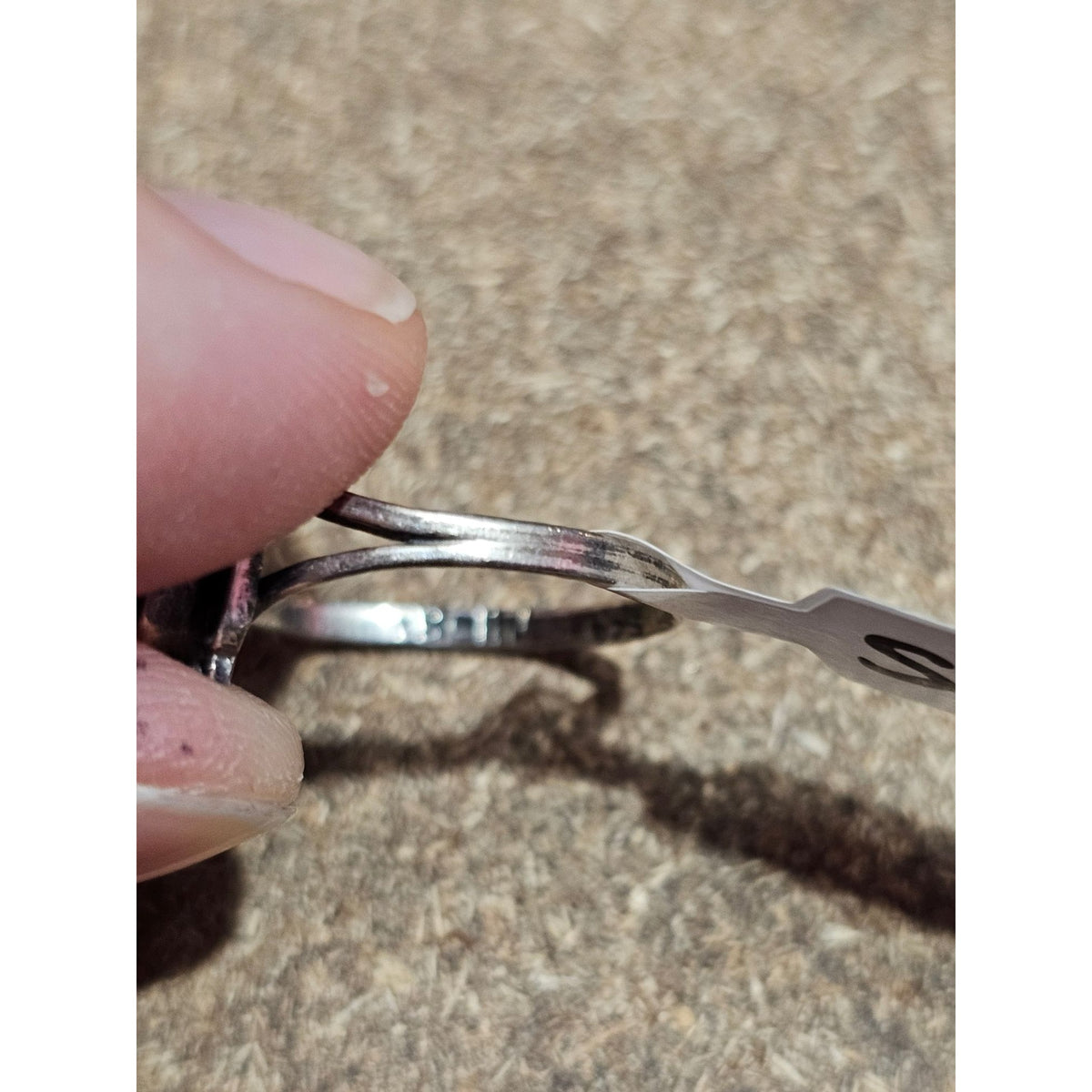 (728) Vintage Sterling Silver Oval Ring Crushed Green Stone Tarnished Size 8