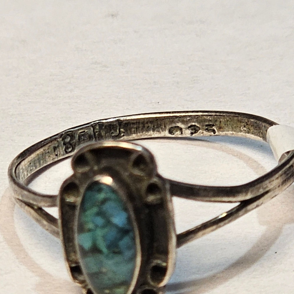 (728) Vintage Sterling Silver Oval Ring Crushed Green Stone Tarnished Size 8