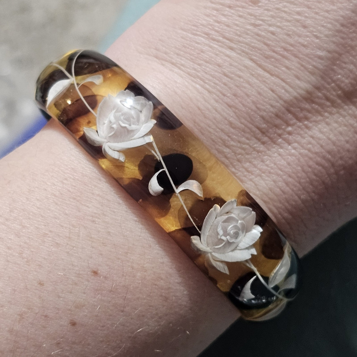 (599) Bangle Reverse Carved Painted Swirl Lucite Rose Flower Cuff Bracelet Vintage