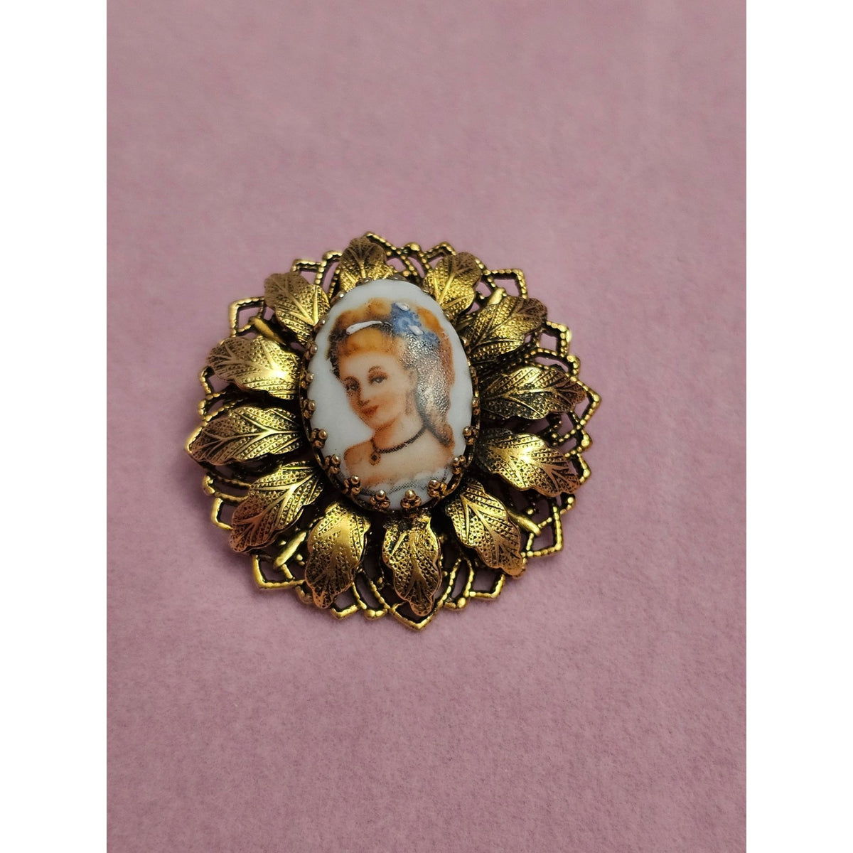 (749) Vintage Victorian Style Brooch Hand-Painted Portrait Gold-Tone Filigree