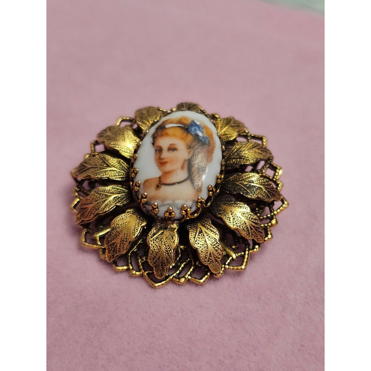 (749) Vintage Victorian Style Brooch Hand-Painted Portrait Gold-Tone Filigree