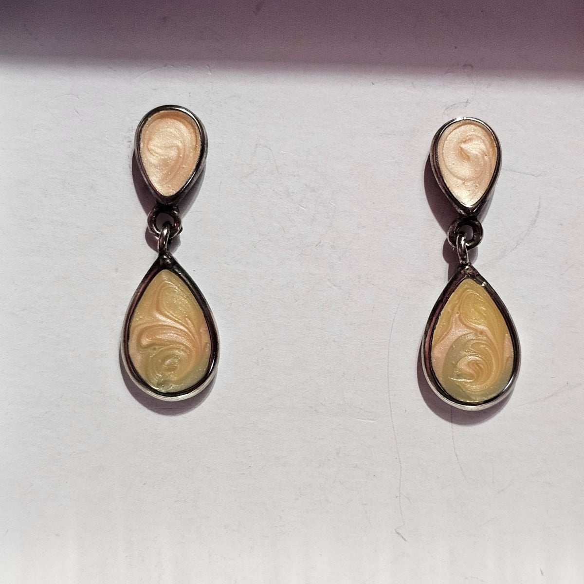 (699) Teardrop Dangle Earrings Beige Swirl Enamel Vintage