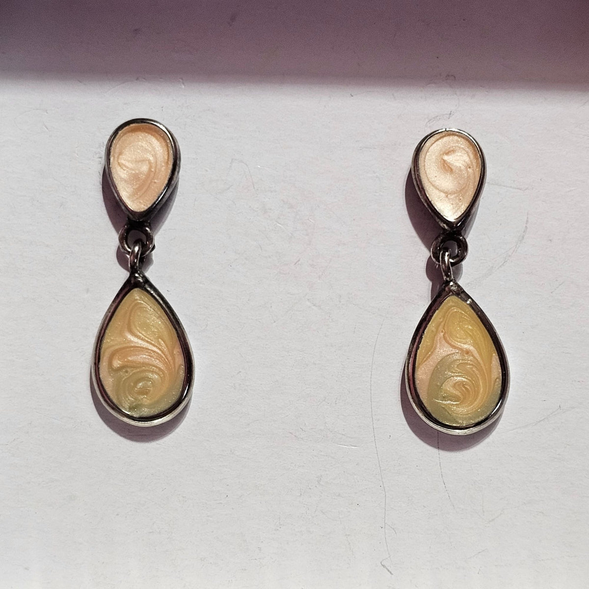 (699) Teardrop Dangle Earrings Beige Swirl Enamel Vintage