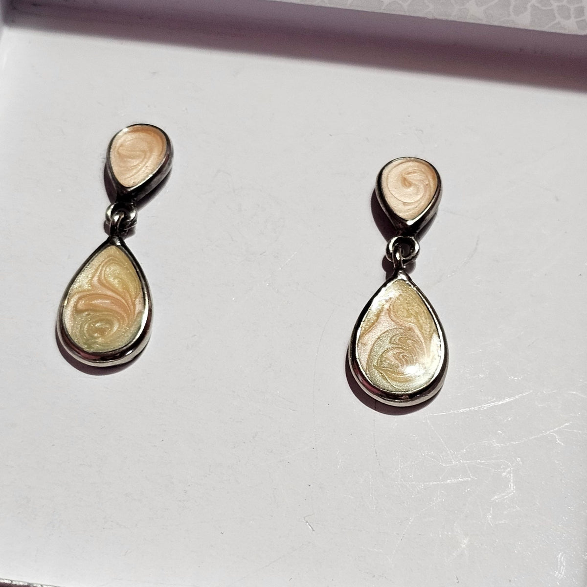 (699) Teardrop Dangle Earrings Beige Swirl Enamel Vintage