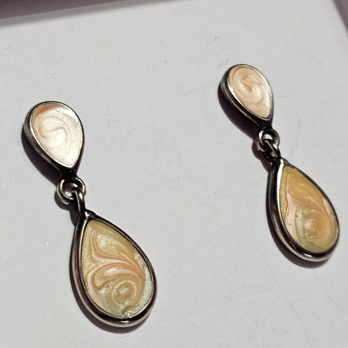 (699) Teardrop Dangle Earrings Beige Swirl Enamel Vintage