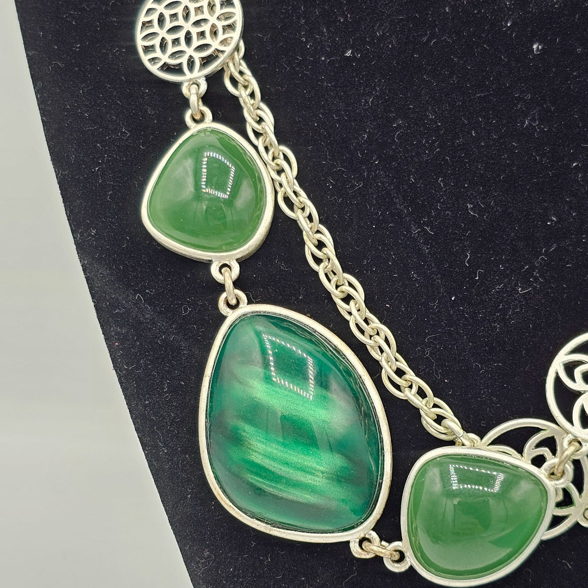 (42) Bill Blass Iridescent Green Multi-Stone Necklace Long Silver-tone Chain 34 in